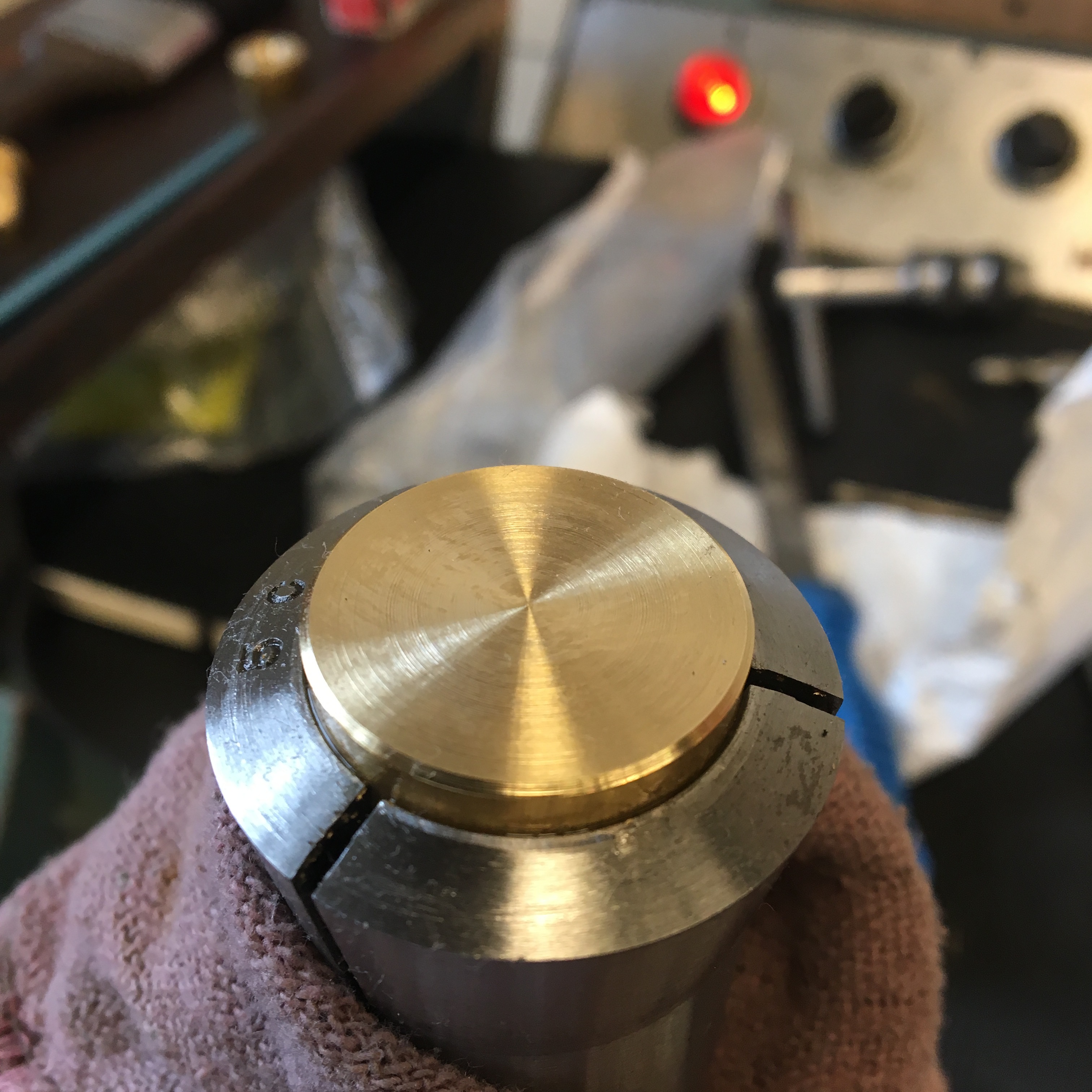 Flat end cap in a collet